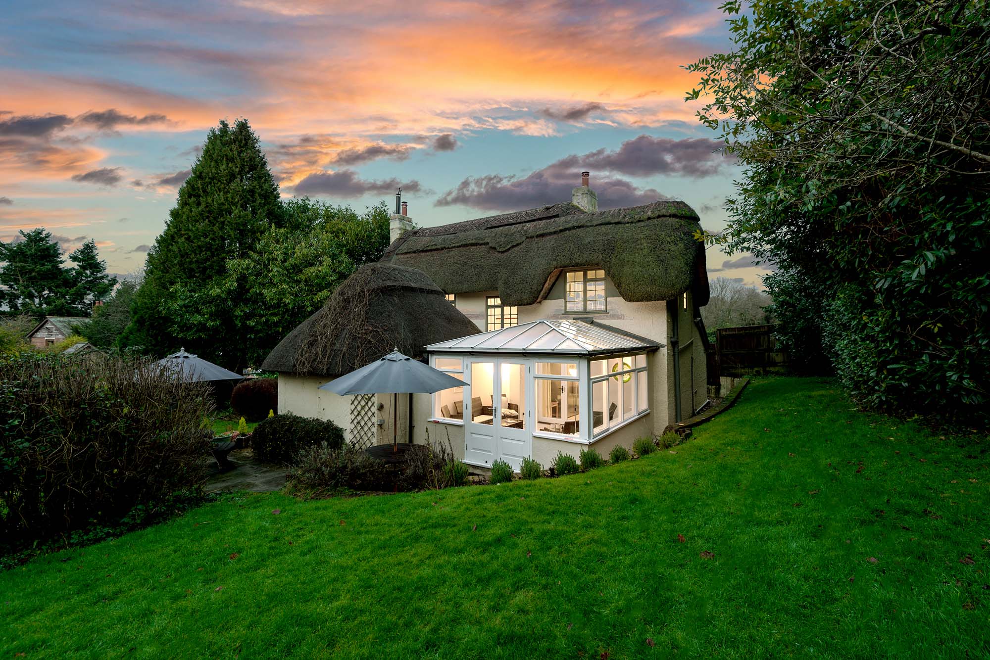 Beck Cottage  Woodgreen 6 Bedroom 18th Century New Forest  Thatched Cottage 
