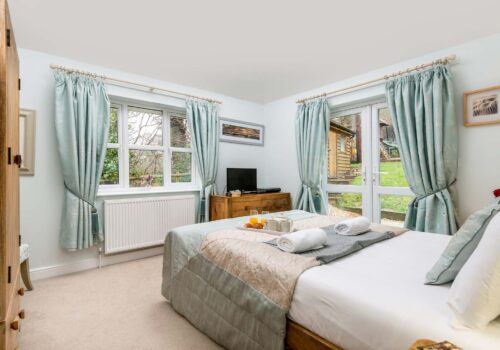 Self Cartering New Forest cottage king size downstairs bedroom