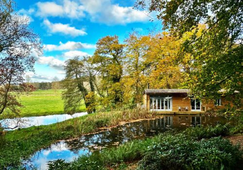 Short Stay Homes Riverside Lodge nestled in the new Forest on the Hampshire Avon