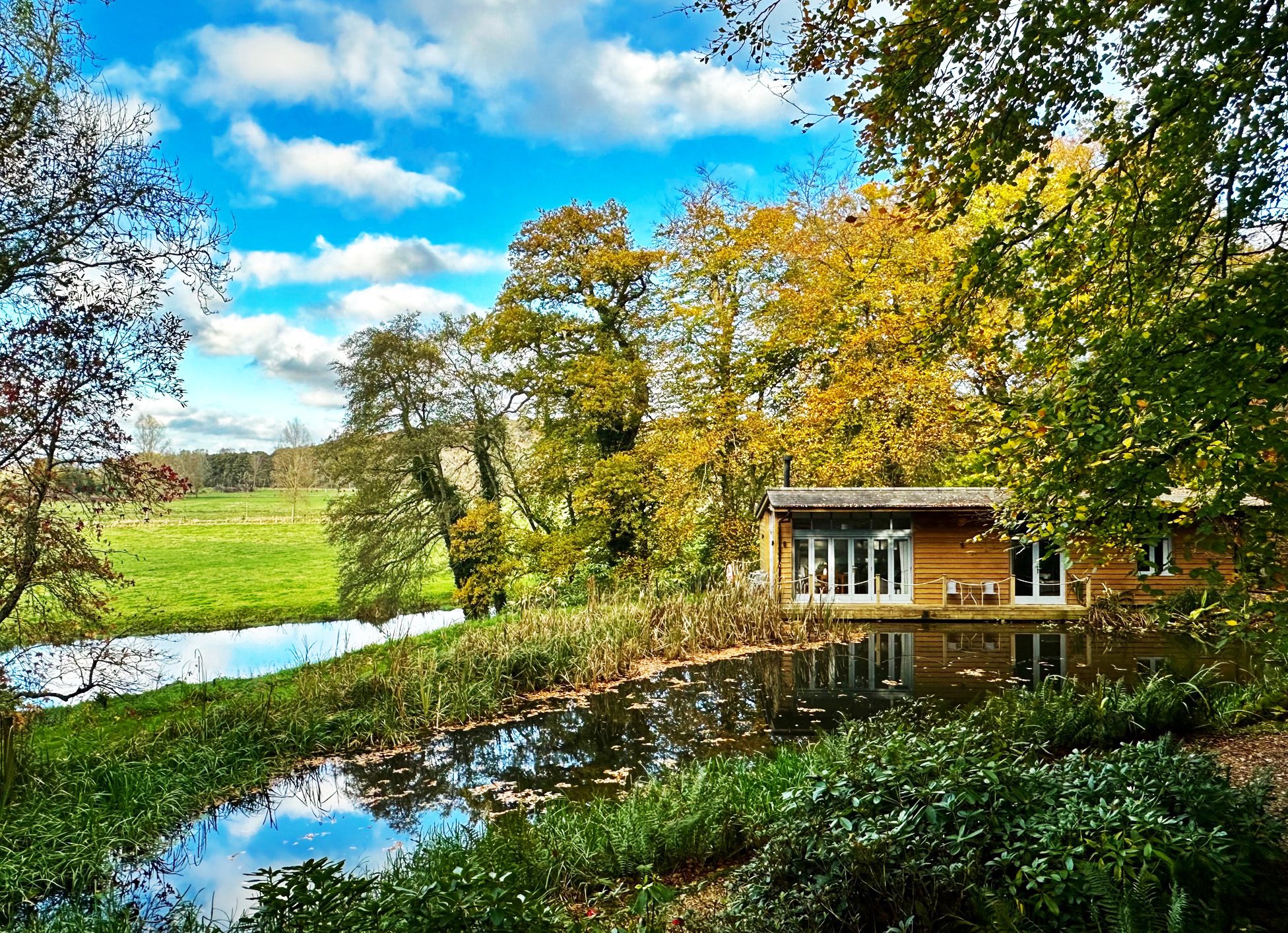 Short Stay Homes Riverside Lodge nestled in the new Forest on the Hampshire Avon