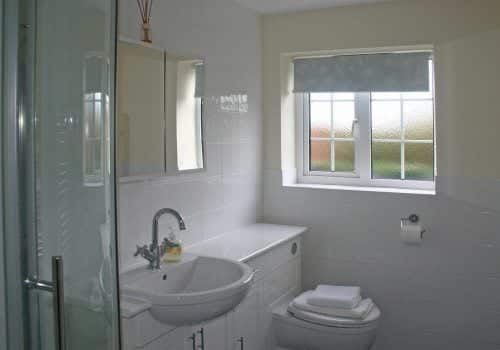En-suite bathroom to New Forest holiday home