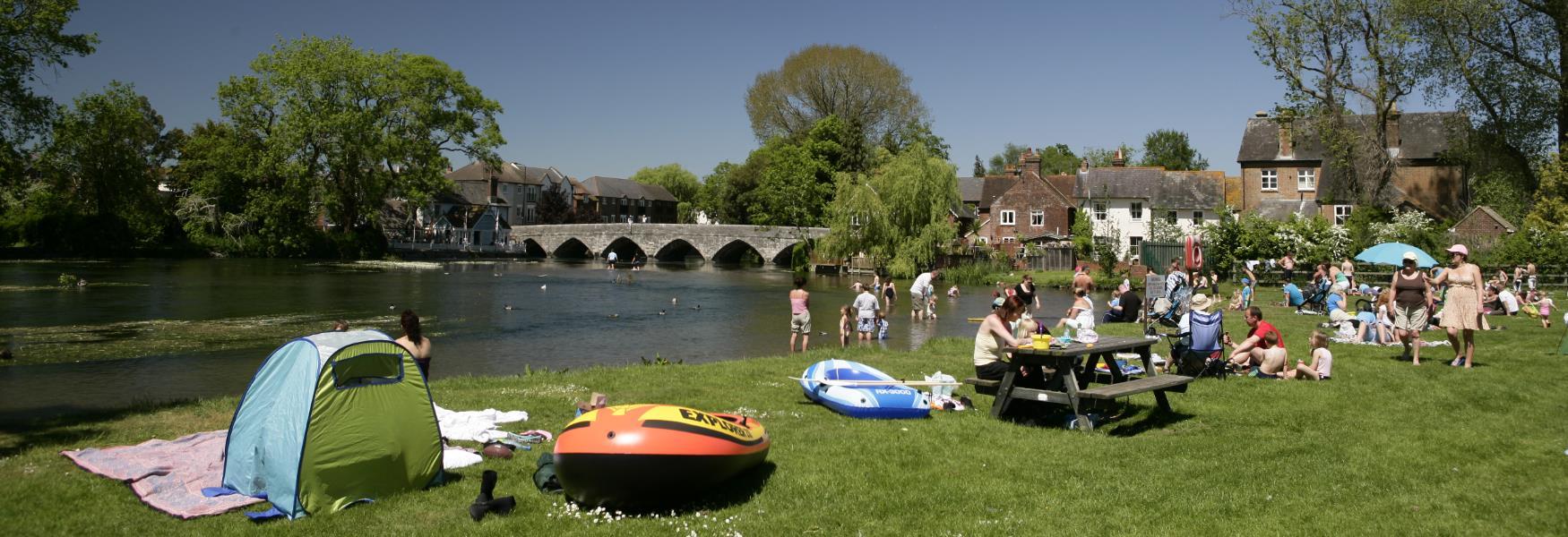 Fordingbridge park river paddling for self catering guests in the New Forest Short Stay Homes