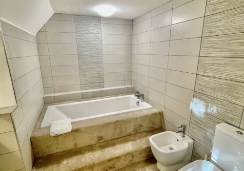 Sunken bath in en-suite in Glatons Cottage holiday home