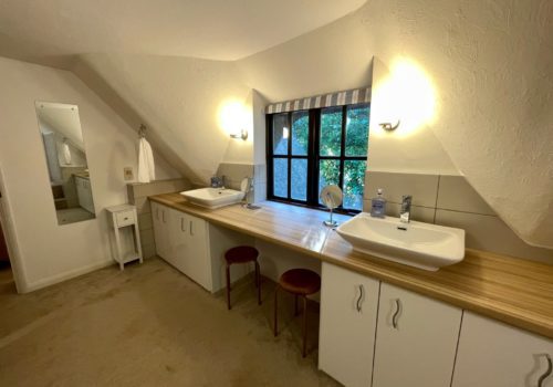 En-suite with 2 sinks in Galtons Cottage holiday let