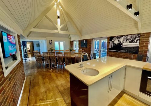 Smart contemporary kitchen under vaulted ceiling