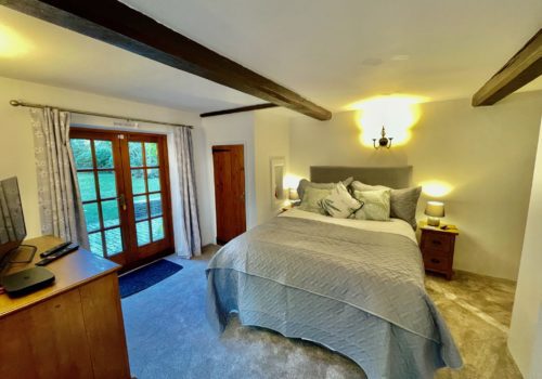 Spacious ground floor bedroom with Sky TV in Galtons Cottage holiday home