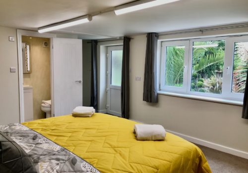 Bedroom annexe with garden views for holiday hom in Salisbury
