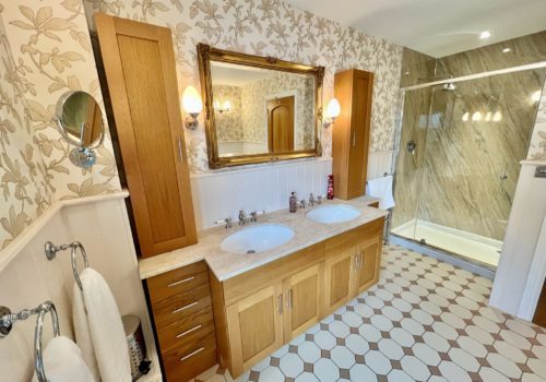En-suite with doubel sink, large shower and roll top bath