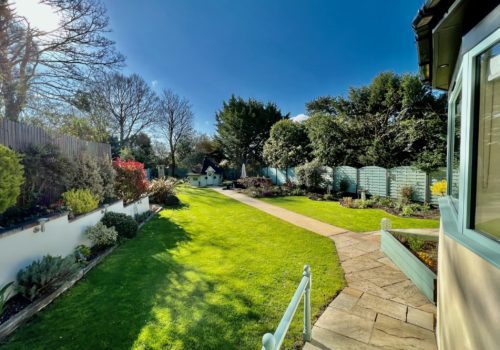 Lush lawns and blue skies in Salisbury holiday let garden