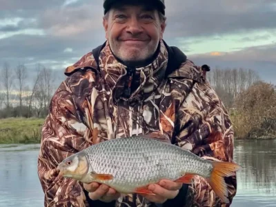 Drennan-Cup-winning-Roach-from-the-Hampshite-Avon-1024x1024 Man holding a fish, next to a private fishing lake